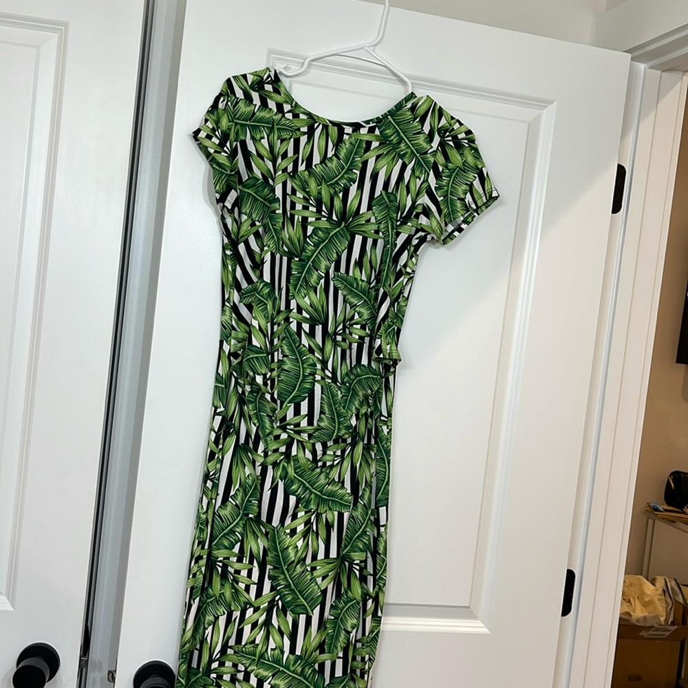 Tropical maxi dress with cutout in stomach